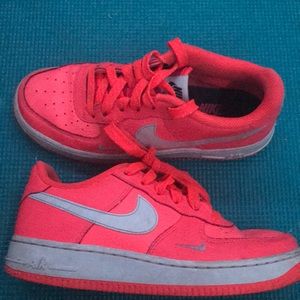 Size US 2.5y neon pink Air Force 1s